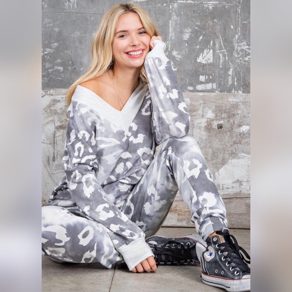 Grey Space Dyed Leopard Fleece Top Pants Set - Picture 2 of 11